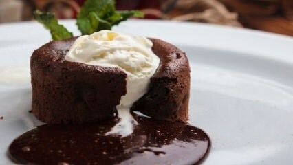 Bagaimana cara membuat kue cokelat panas?
