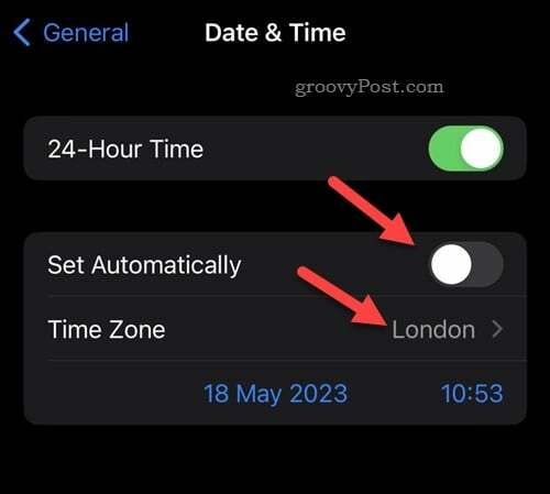 Menonaktifkan zona waktu otomatis di iPhone