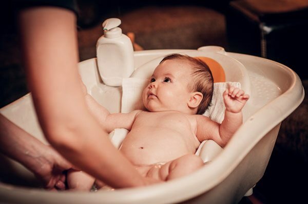 Bagaimana cara mencuci bayi sendirian?
