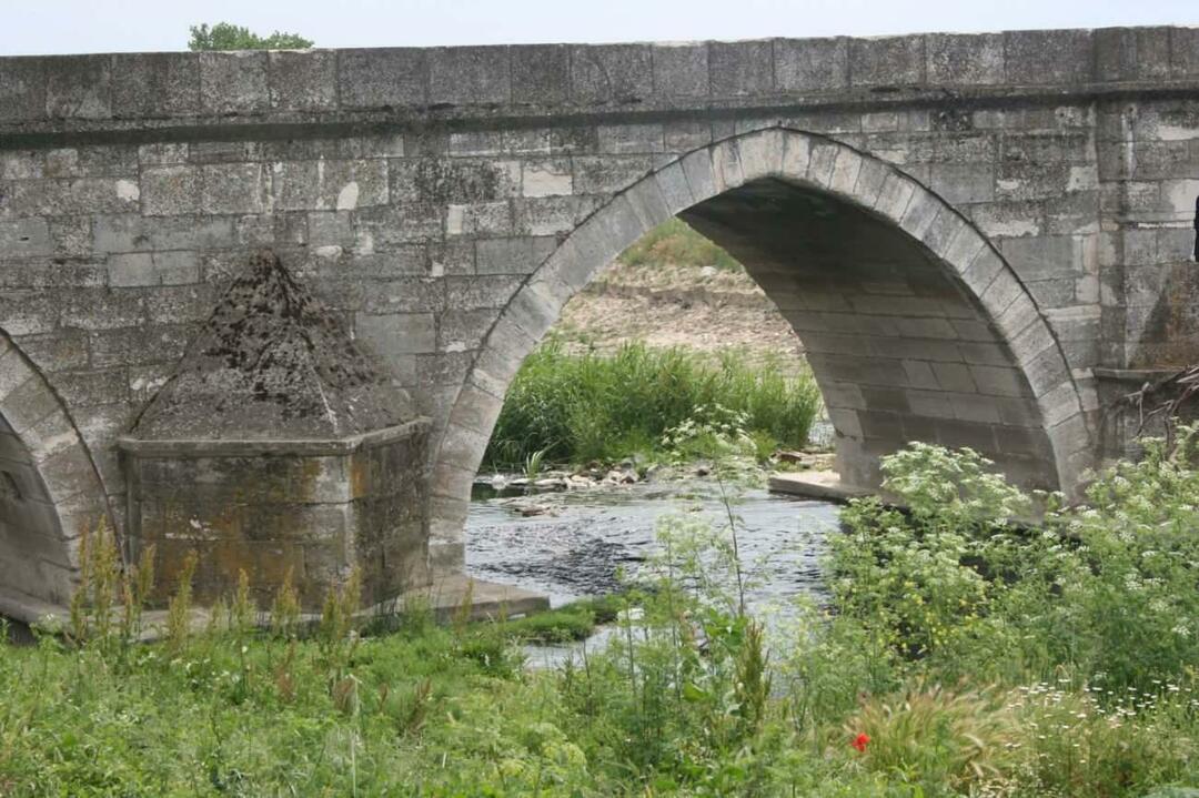 Bingkai dari Jembatan Sokullu Mehmet Pasha