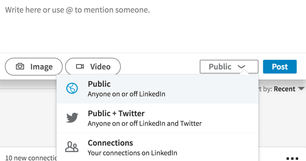 Untuk membuat posting LinkedIn terlihat oleh siapa saja, pilih Publik dari daftar drop-down.