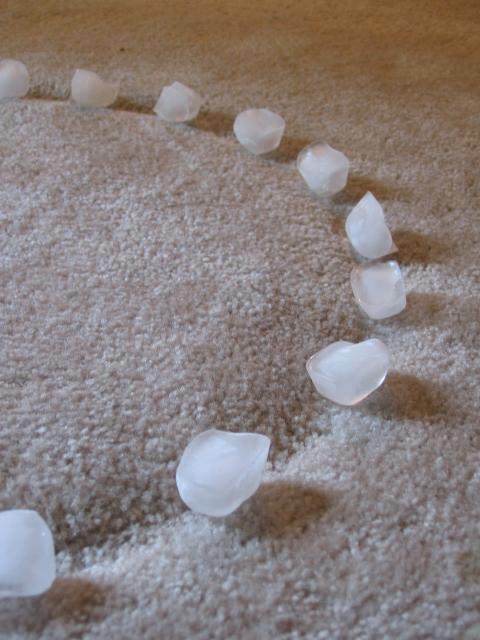 Metode yang memasukkan jejak furnitur di atas karpet