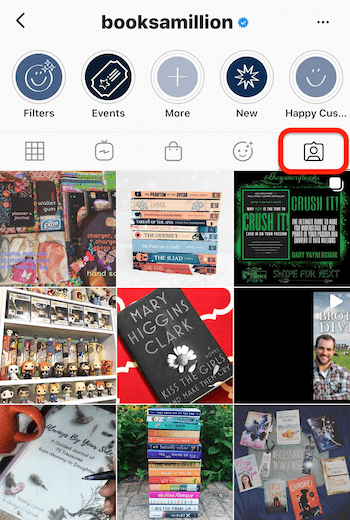 feed instagram oleh @booksamillion menyoroti tab konten yang ditandai