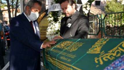 Yavuz Bingöl mengalami kesulitan berdiri di pemakaman saudaranya