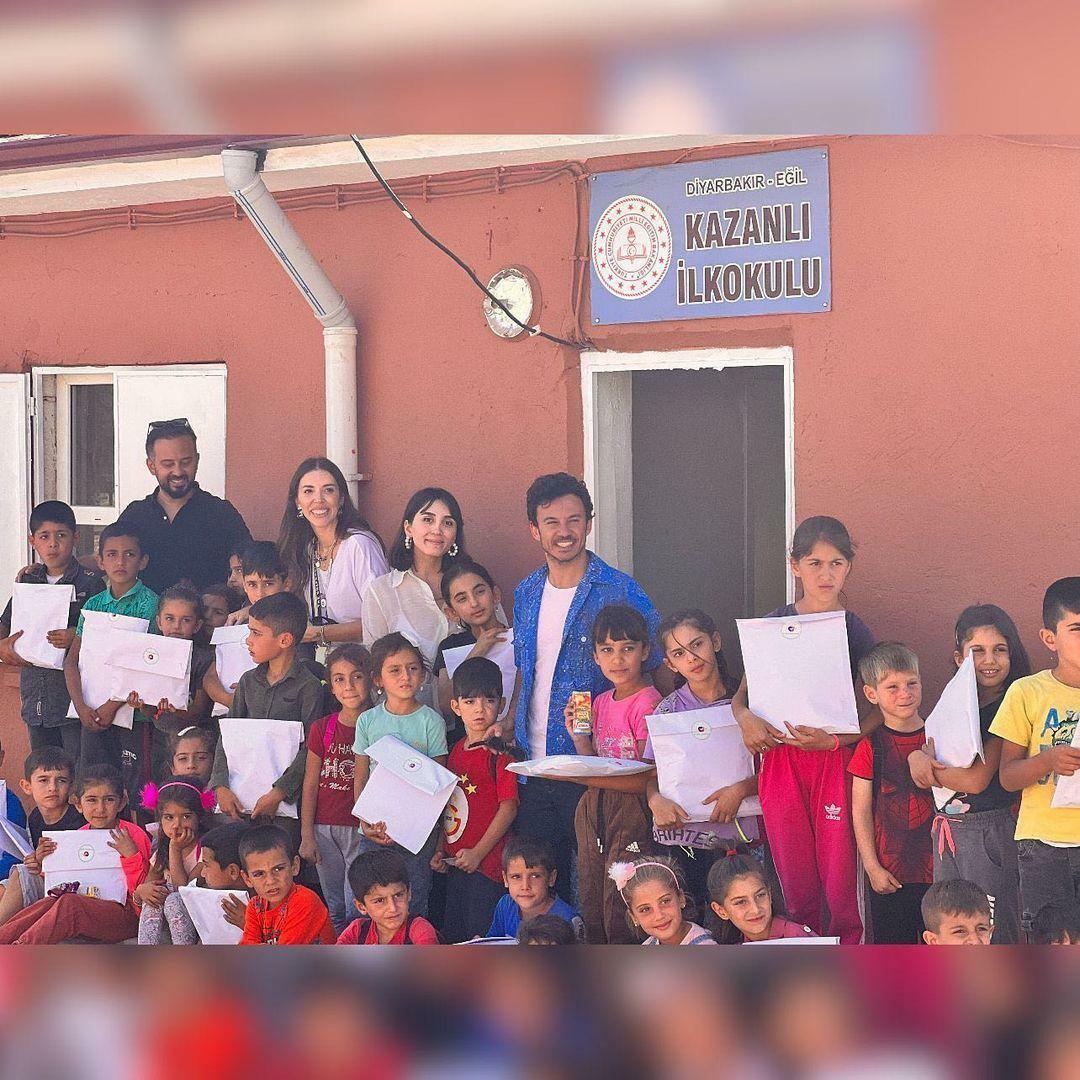 Buray mengambil gitarnya dan bermain serta bernyanyi bersama anak-anak! Kegembiraan sekolah dibawa ke pendidikan...