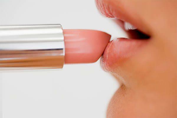 Apakah menggunakan lipstik merusak puasa?