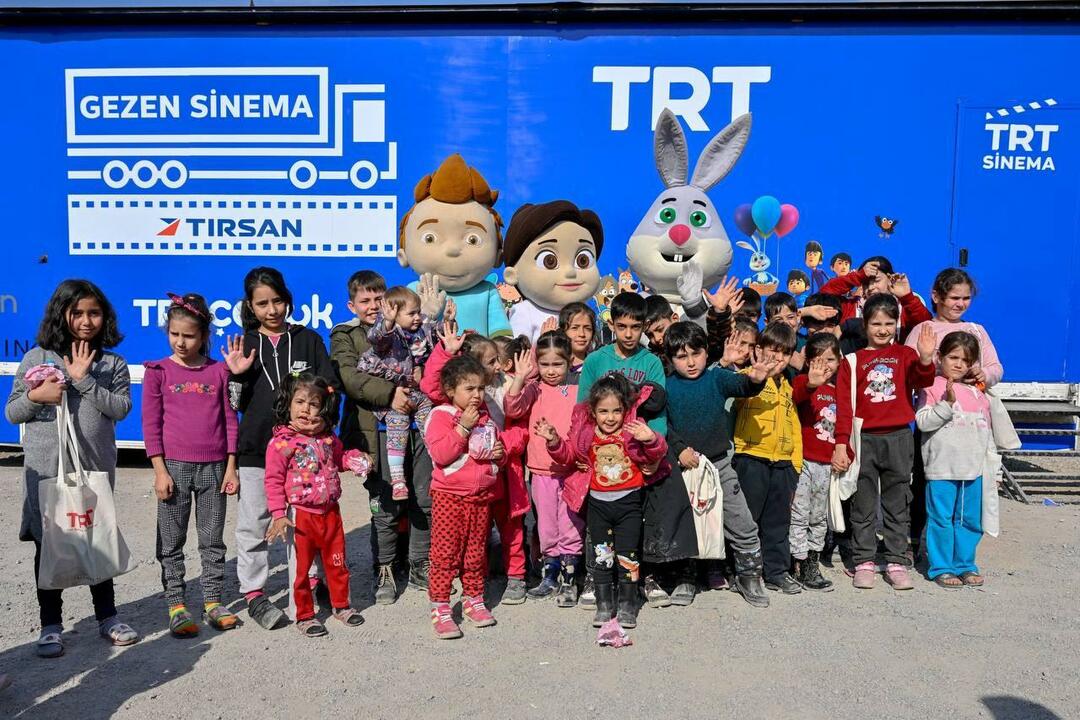 Bioskop TRT Gezen menyunggingkan senyum di wajah para korban gempa