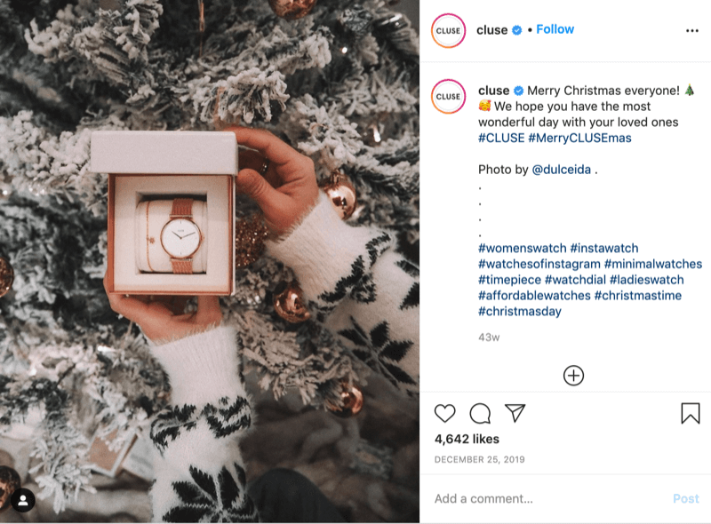 kiriman instagram dari @cluse menunjukkan gambar model sweter kepingan salju memegang jam tangan di depan pohon bersalju oleh @dulceida dengan tagar #cluse dan #meryclusemas