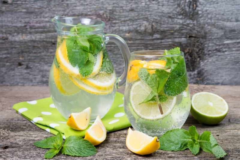 air mineral dengan lemon melemaskan perut