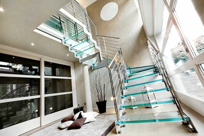 Model tangga paling bergaya dan berguna untuk apartemen duplex