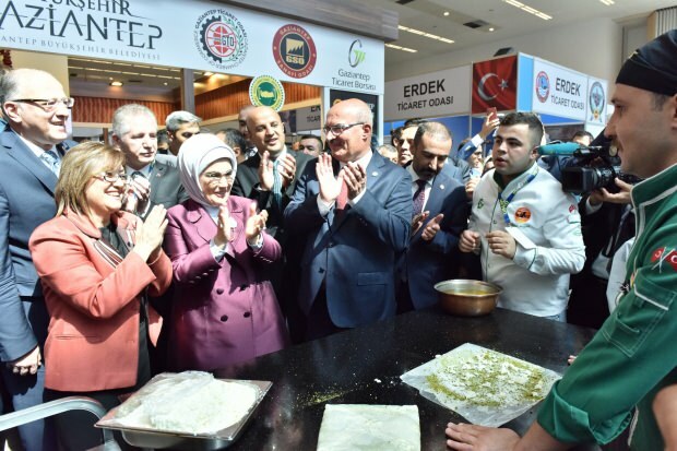 Ibu Negara Erdogan mengunjungi stan Gaziantep