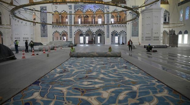 Karpet Masjid Çamlıca dibaringkan