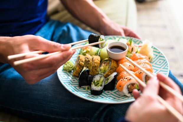 Bagaimana cara makan sushi? Bagaimana cara membuat sushi di rumah? Trik sushi