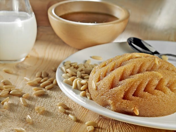 Bagaimana cara membuat semolina halva termudah? Resep makanan penutup semolina dalam konsistensi penuh ...