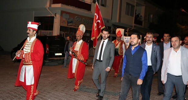 Walikota Nevşehir mengangkat orang-orang dengan tim mehter