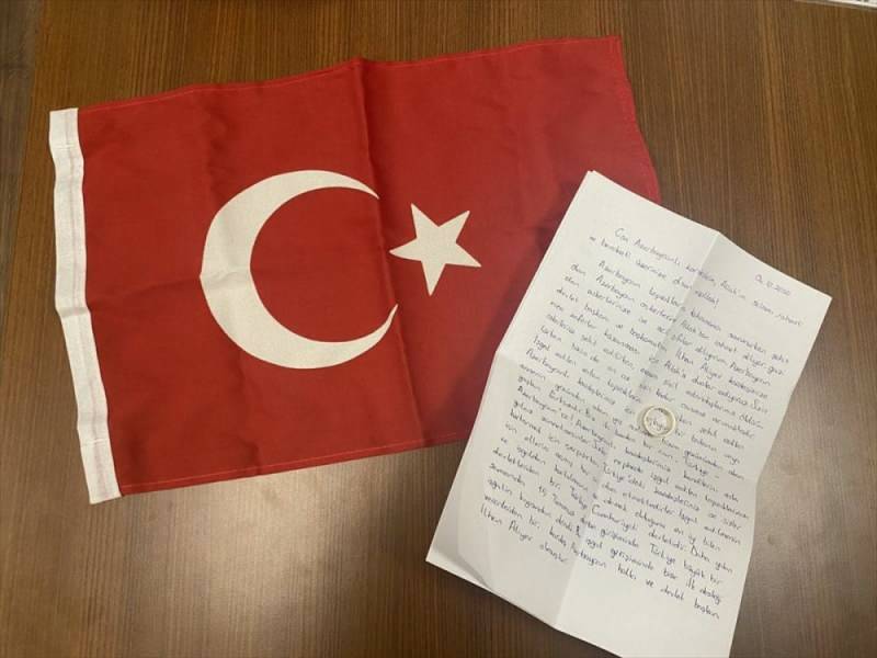 Pasangan guru mengirimkan cincin pertunangan untuk mendukung Azerbaijan