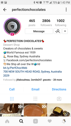 Lingkaran berwarna dan ikon Putar muncul di sekitar foto profil akun Instagram yang telah mengunggah video langsung untuk diputar ulang.