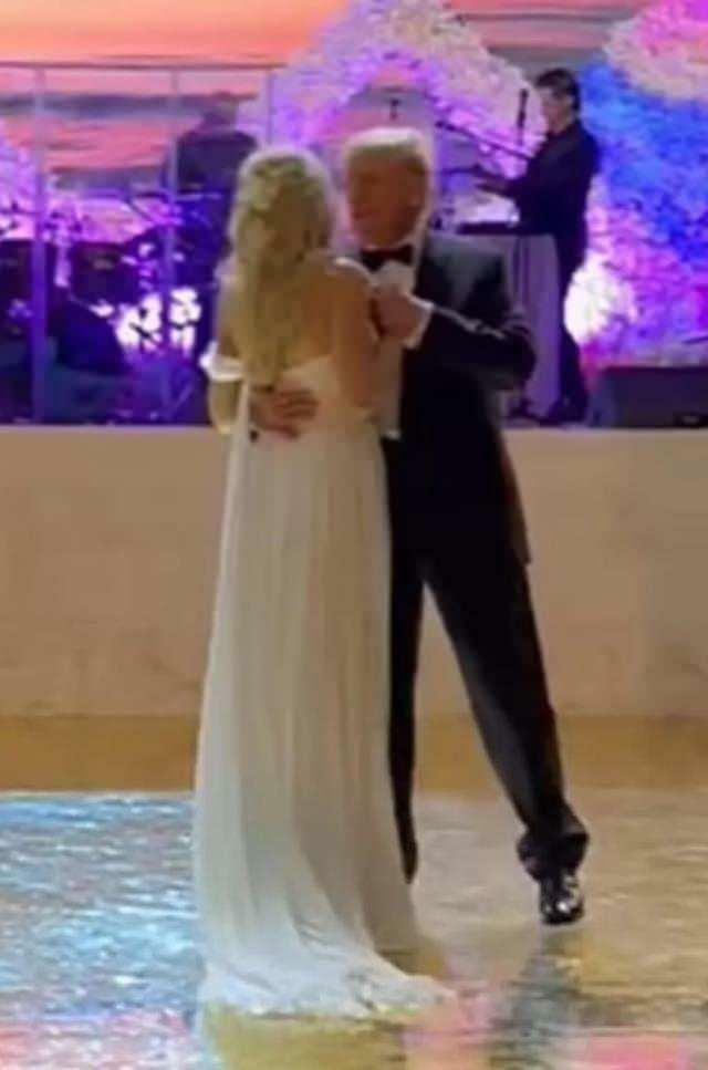 Tiffany menari dengan ayahnya