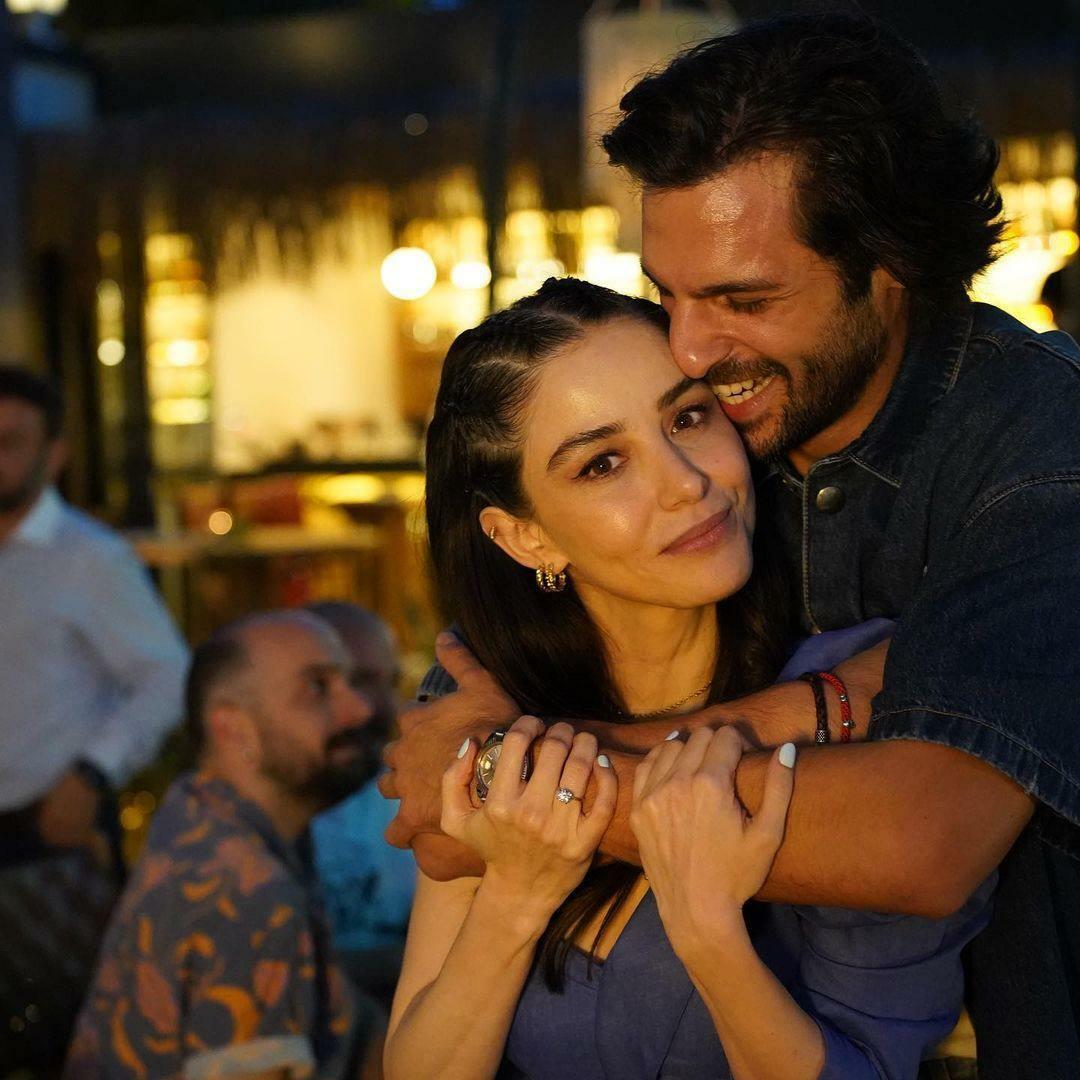 Hadiah pernikahan Özge Gürel dan Serkan Çayoğlu dari penggemar membuat mereka tersenyum