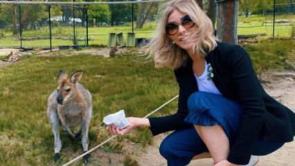 Aktris Zerrin Tekindor memberi makan seekor kanguru dengan tangannya sendiri!