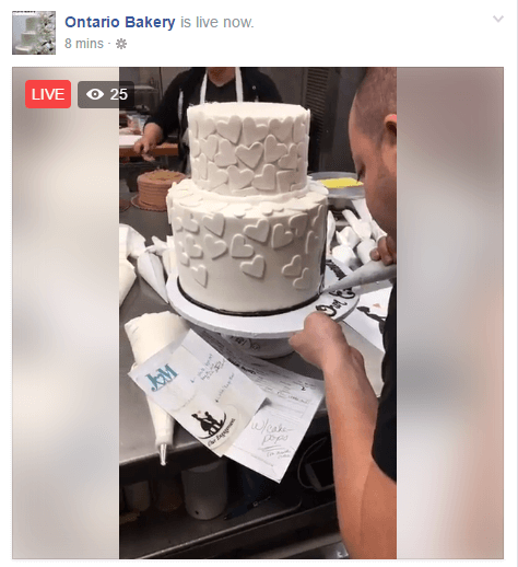 Siaran langsung ini memungkinkan pemirsa melihat bagaimana toko roti menghias kue pernikahan.