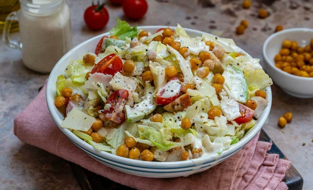 Dari mana salad Caesar (Caesar) berasal? Bagaimana cara membuat salad caesar termudah?