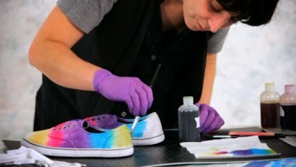 Bagaimana cara melukis sepatu kain? 