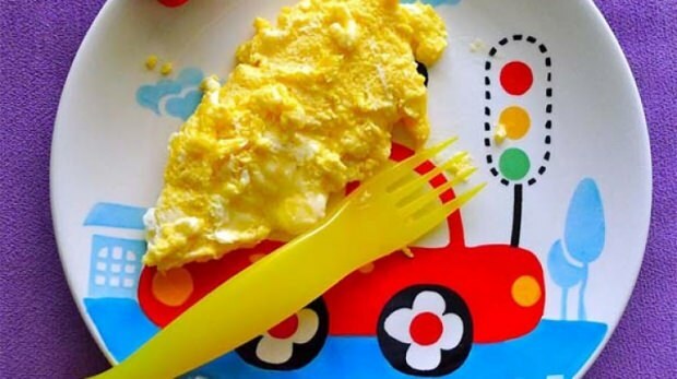 Bagaimana cara membuat telur dadar bayi? Resep telur dadar yang mudah dan praktis untuk bayi