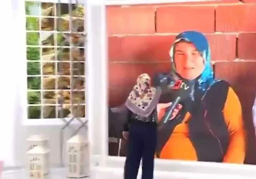 Cemile Hanim berjalan di atas ibu mertuanya