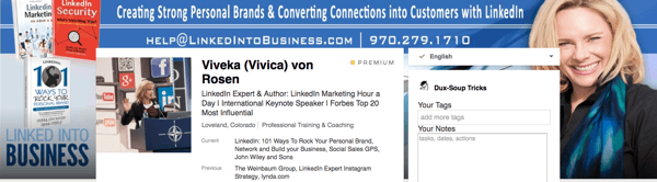 Periksa apakah gambar latar belakang LinkedIn Anda cocok dengan branding Anda yang lain.