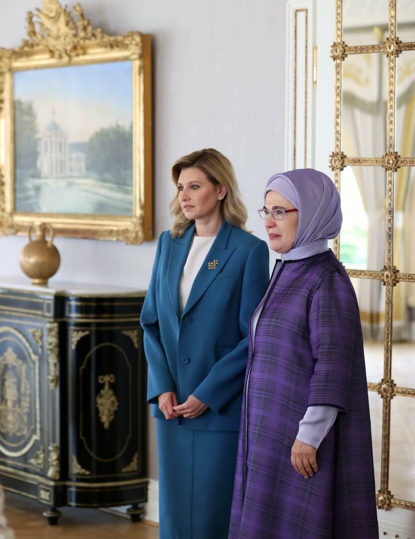 Emine Erdoğan menjamu Olena Zelenskaya, istri Presiden Ukraina
