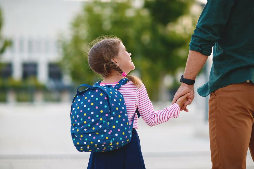 Cara memperlakukan anak di hari pertama sekolah