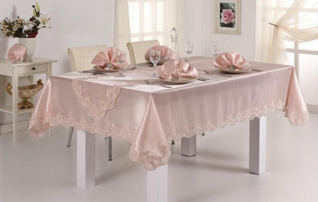 Taplak meja merah muda