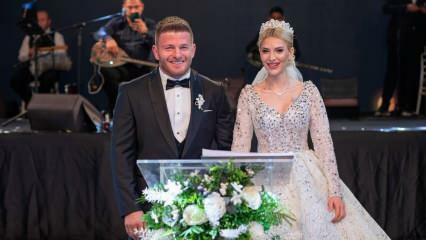 Mantan kontestan Survivor İsmail Balaban dan İlayda Şeker di sebuah pernikahan di Antalya