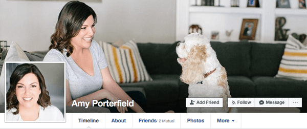 Amy Porterfield menggunakan gambar kasual untuk profil Facebook pribadinya yang akan tetap berfungsi dalam konteks bisnis.
