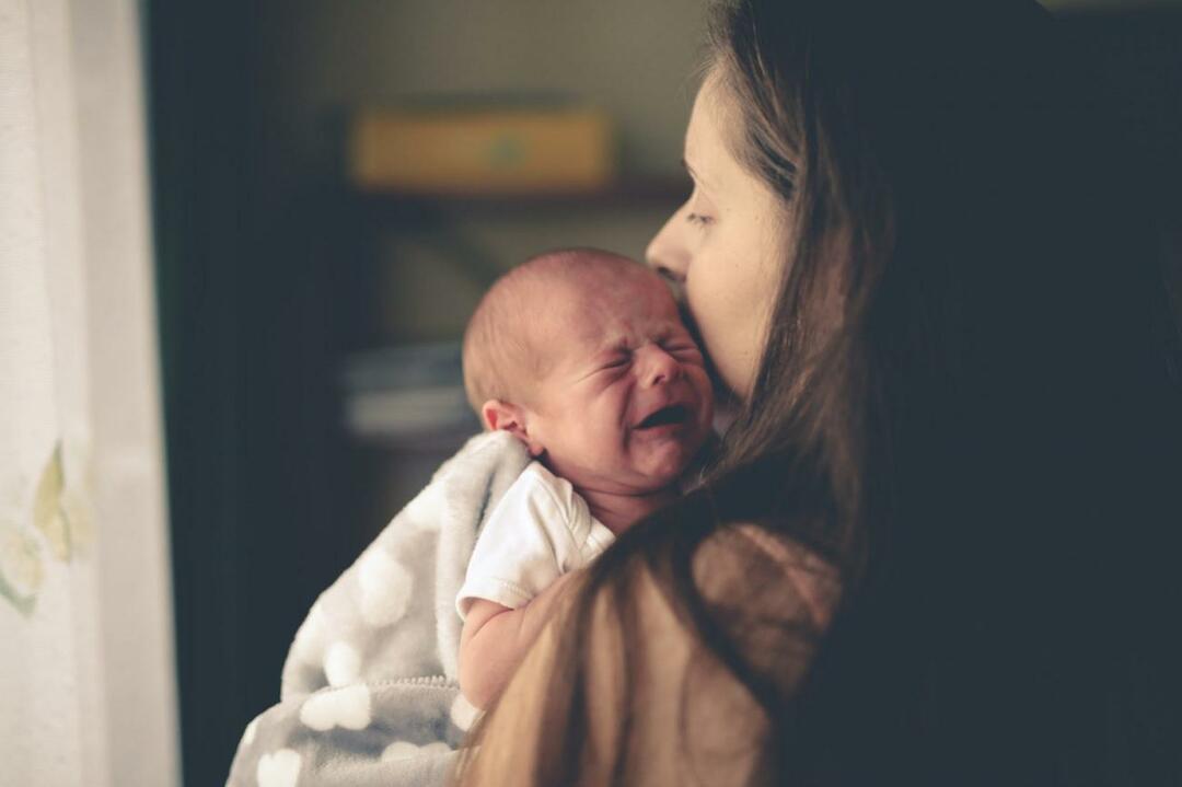 Cara menenangkan bayi yang menangis dalam 5 menit!
