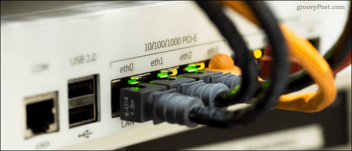 Kabel Ethernet dicolokkan ke sakelar jaringan