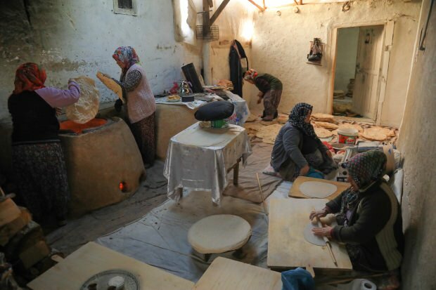 Wanita membuat roti tandoor
