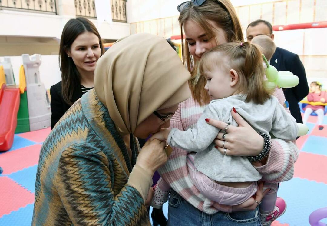 Emine Erdoğan bertemu dengan anak yatim piatu yang dibawa dari Ukraina