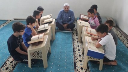 Tunanetra Imam Necmettin mengajar anak-anak Alquran!
