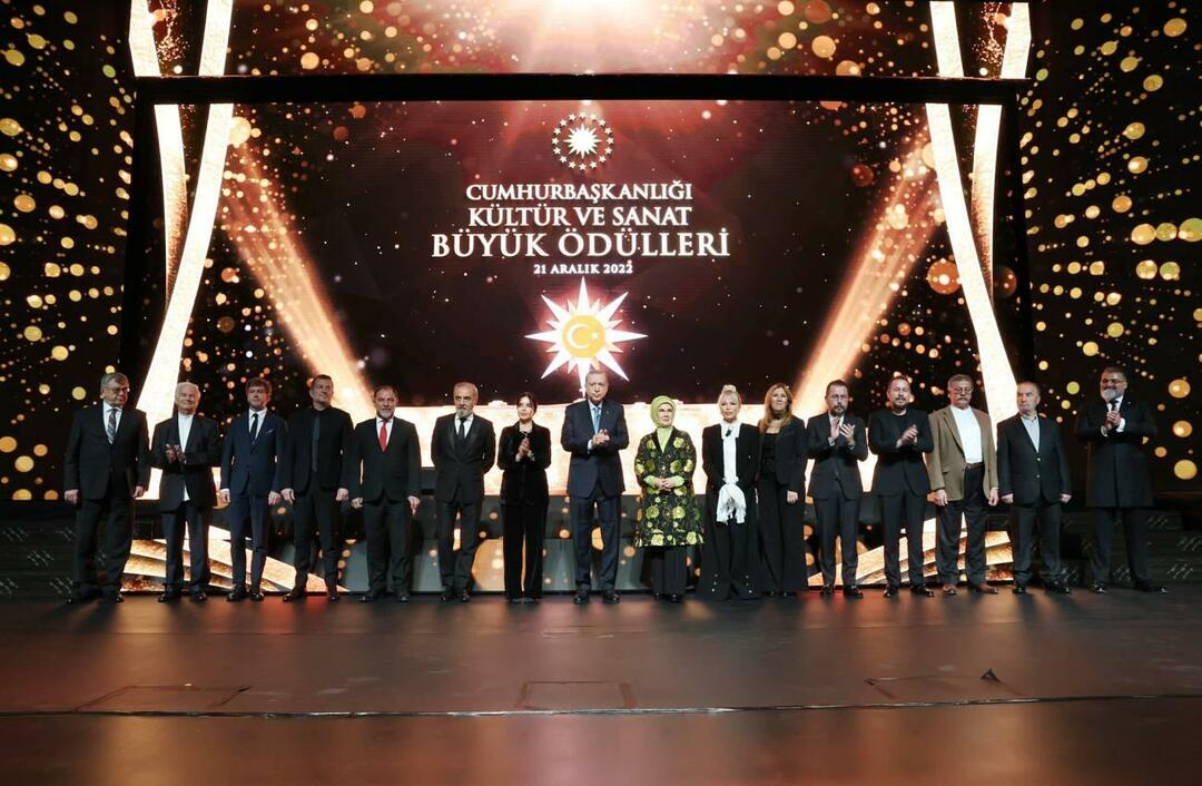 Emine Erdoğan memberi selamat kepada para seniman yang menerima Penghargaan Budaya dan Seni Kepresidenan