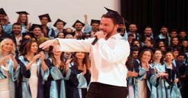 Sinan Akçıl angin di Laut Aegea! Penyanyi terkenal itu berbagi kegembiraan lulusan baru