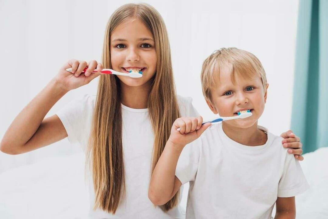 Kapan anak sebaiknya mendapat perawatan gigi? Bagaimana seharusnya perawatan gigi bagi anak-anak yang bersekolah?