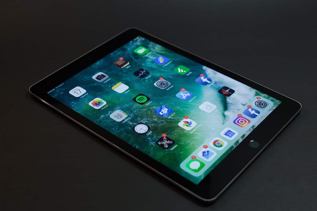 Sebuah iPad di atas meja hitam