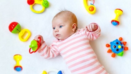 Apa yang seharusnya menjadi mainan bayi usia pertama?