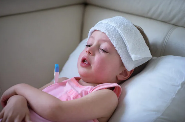 Apa yang harus dilakukan dengan anak yang sedang demam