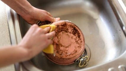 Bagaimana cara membersihkan panci keramik?