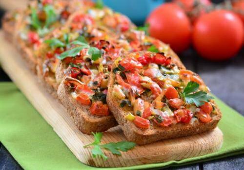Irisan roti dengan tomat