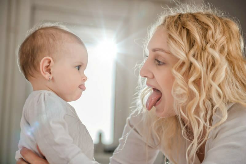 Mengapa ikatan bahasa pada bayi? Gejala ikatan lidah pada bayi