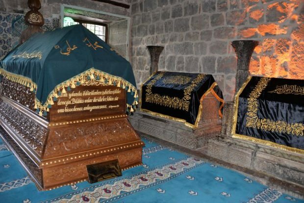 Wanita Diyarbakir merajut untuk makam para nabi